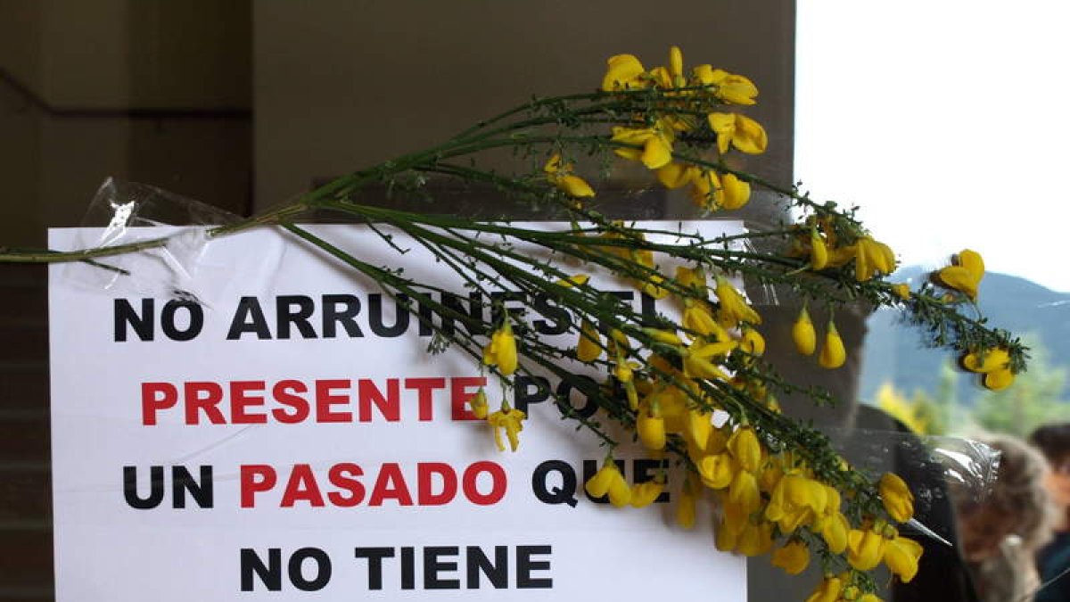 Al parecer, los carteles se colocaron durante la noche.