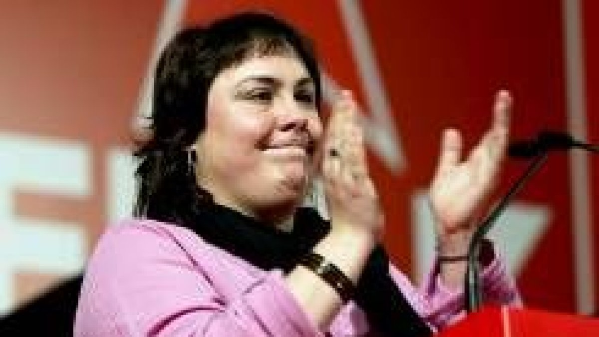 La cabeza de lista de Vizcaya por el PCTV, Maite Aranburo aplaude tras conocer el éxito electoral