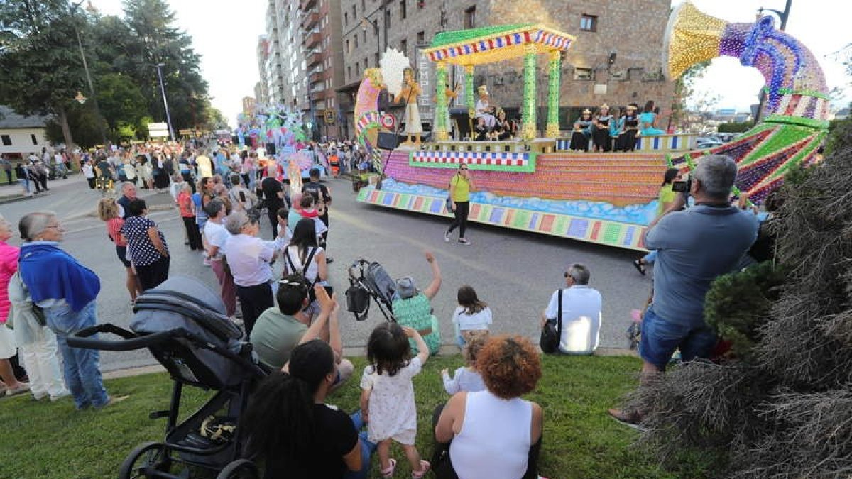 Niños y mayores disfrutan del gran desfile de carrozas. L. DE LA MATA