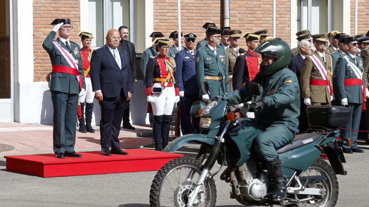 Las autoridades saludan el inicio del desfile militar del día de la patrona. fERNANDO OTERO