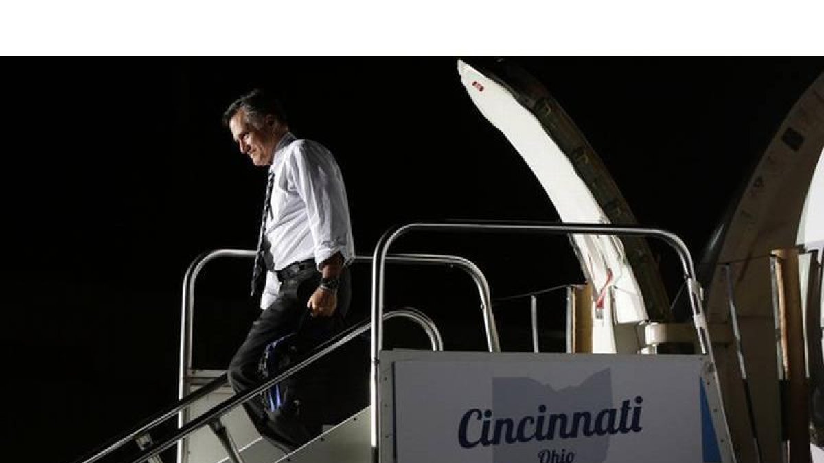 El candidato republicano, Mitt Romney, baja del avión a su llegada a Cincinnati (Ohio), el miércoles.