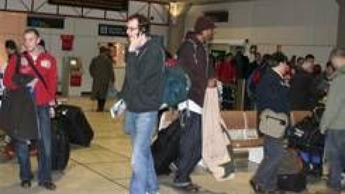 Bernabé, Dani García y Peterson, en el aeropuerto de Melilla, al que llegó con tres horas de retraso