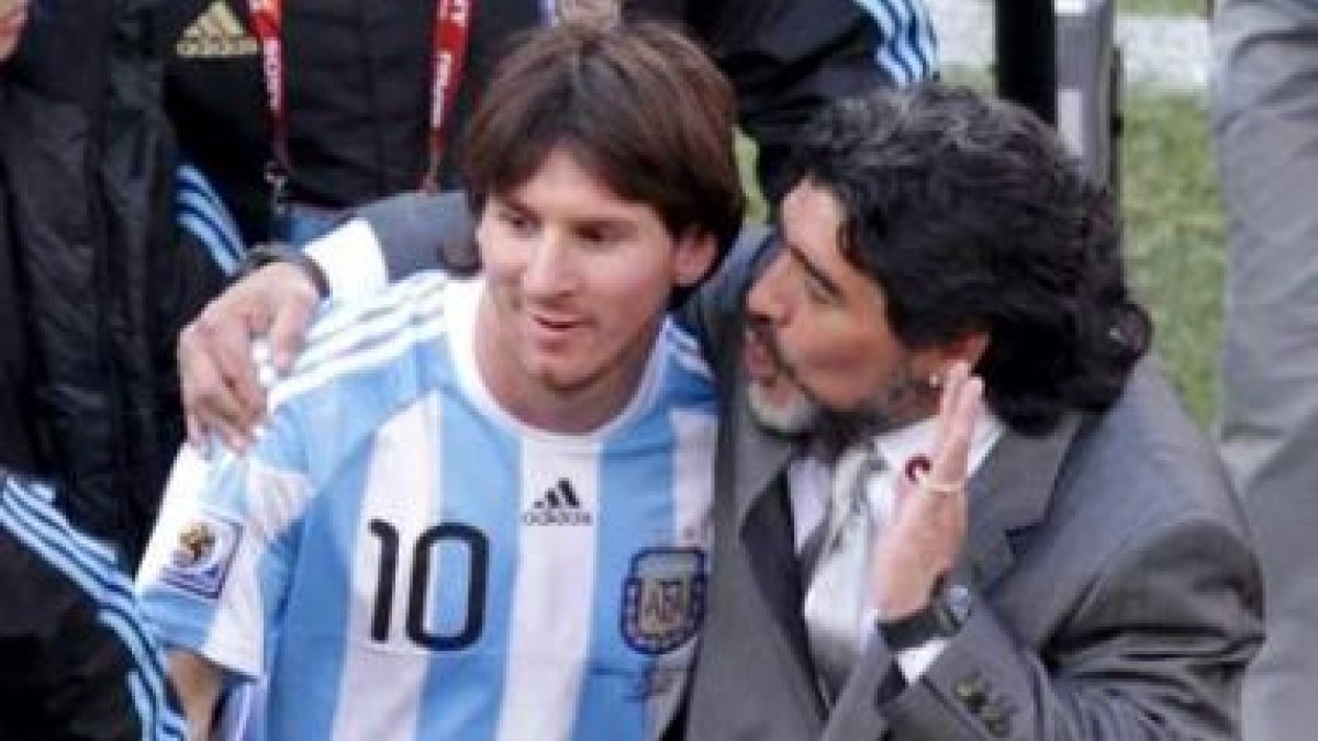 Maradona felicita a Messi al finalizar el partido.
