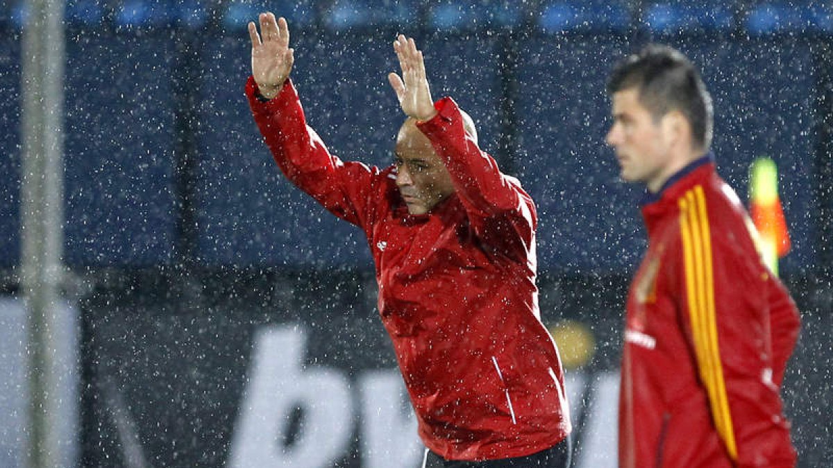 Claudio da instrucciones a sus jugadores desde la banda bajo la fuerte lluvia que ayer cayó sobre Madrid durante toda la tarde.
