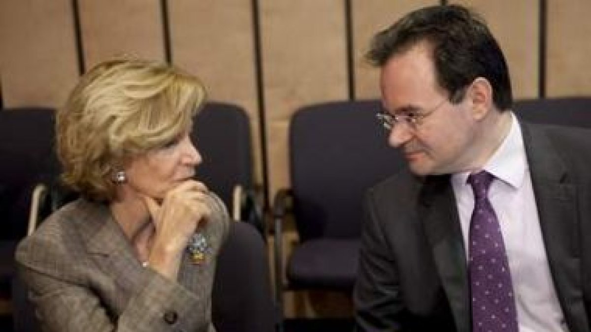 La vicepresidenta Salgado y el ministro griego de Finanzas, George Papakonstantinou.