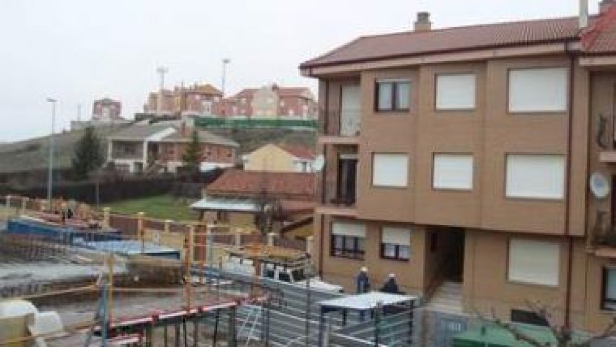 Obras de ampliación del Ayuntamiento, con la caseta del transformador a la derecha.
