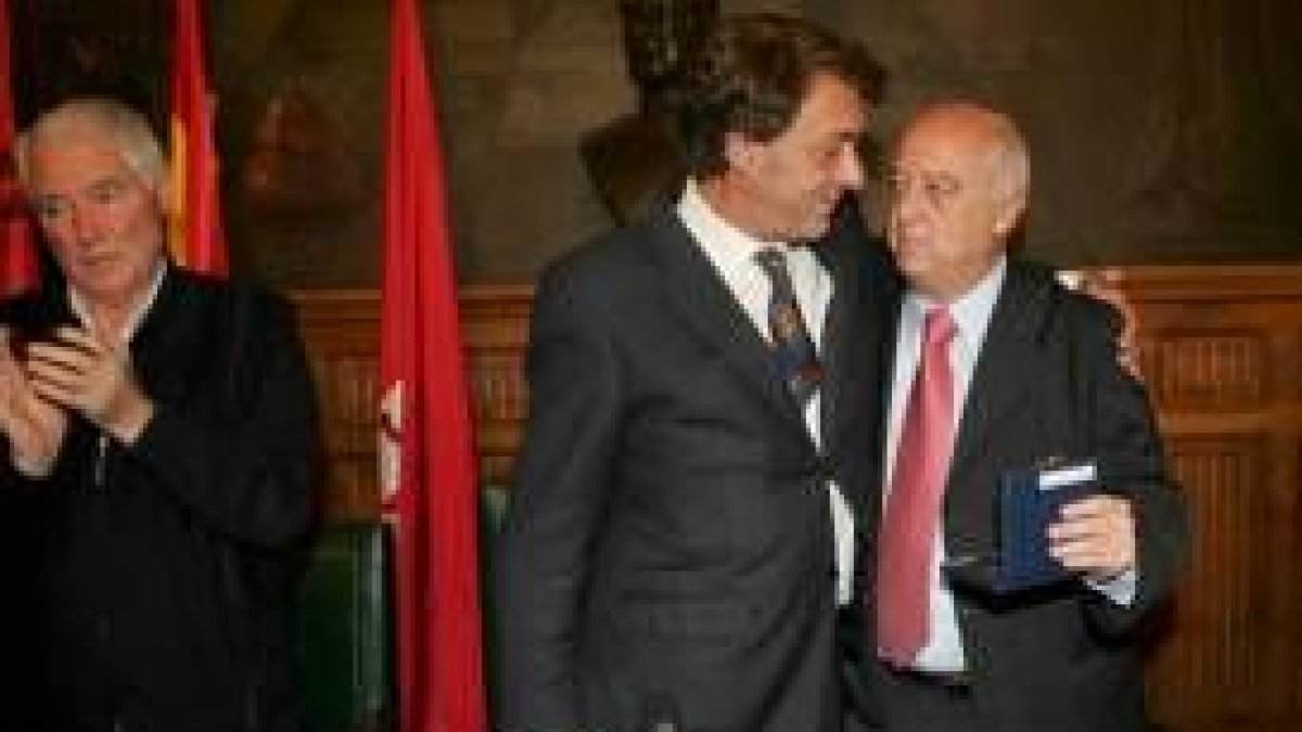 García-Prieto abraza a Fernández Llamazares mientras Enrique Gil apalude