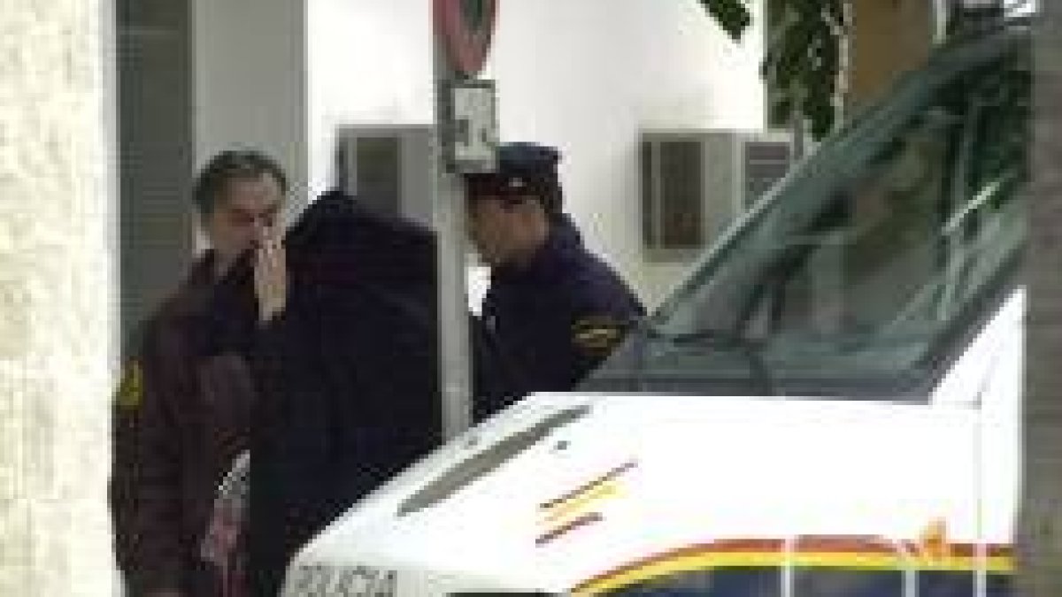 Uno de los detenidos entra tapado por la puerta trasera del juzgado de Marbella