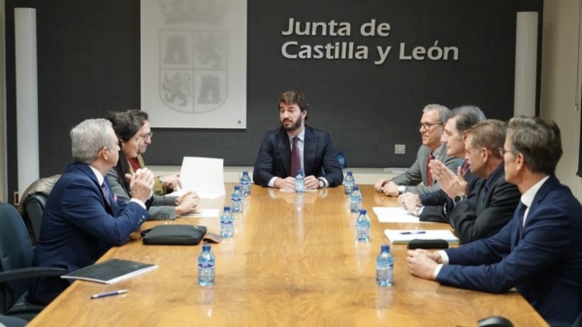 El vicepresidente de la Junta, Juan García-Gallardo, se reúne con representantes de los proyectos que se han presentado al Valle de la Innovación. RUBÉN CACHO