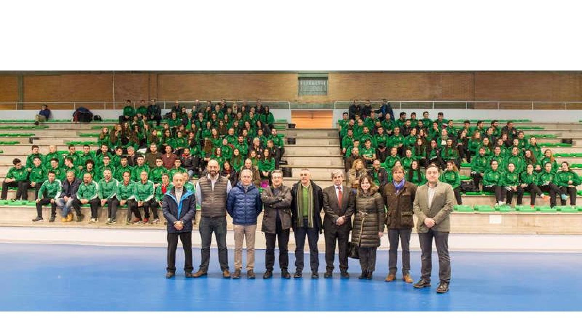 Los responsables del proyecto posan junto a representantes políticos y parte de los equipos que compiten en la Universidad de León. F. OTERO PERANDONES