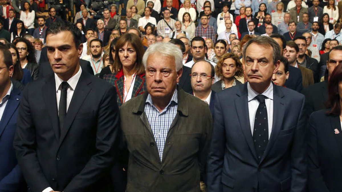 Sánchez, González y Zapatero, durante el minuto de silencio.