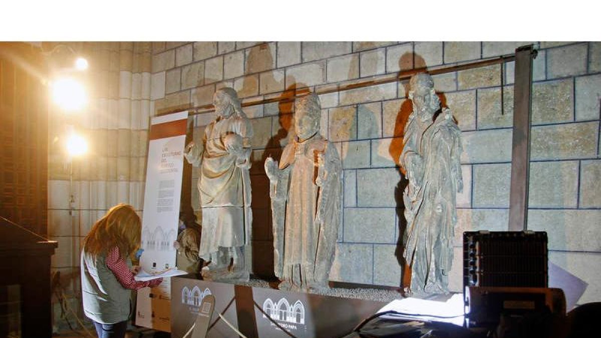 Las tres primeras estatuas del pórtico de la Catedral que serán restauradas. F. OTERO PERANDONES