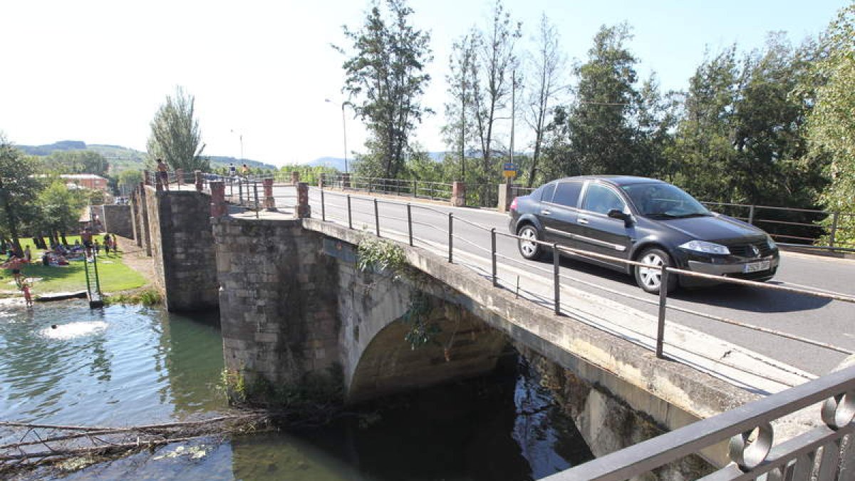 La mejora del puente sobre el Cúa es una larga aspiración del municipio.