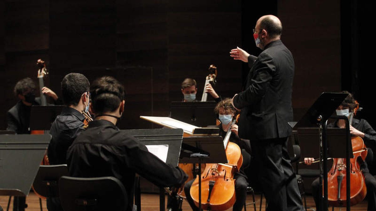 La Orquesta Juventudes Musicales de la ULE, ayer, durante su concierto en el Auditorio. FERNANDO OTERO