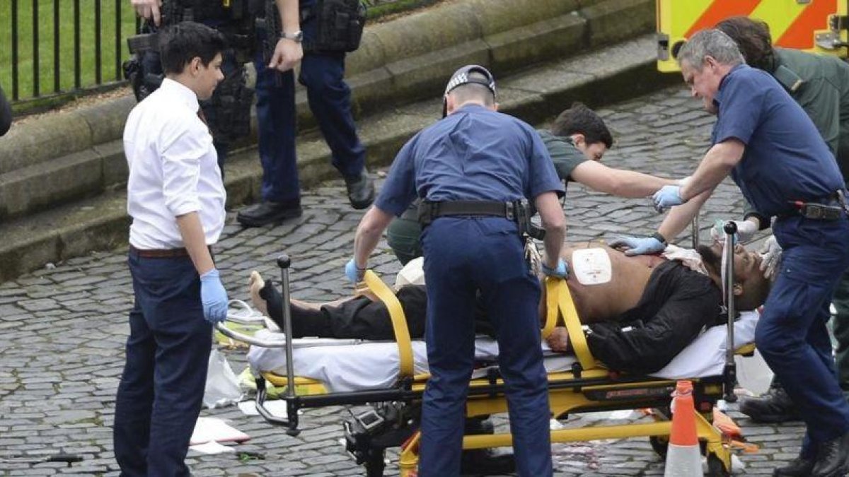 El presunto autor del ataque en Londres mientras es trasladado a una ambulancia.