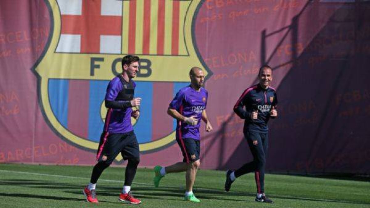 Messi y Mascherano entrenando hoy en la ciudad deportiva del Barcelona.