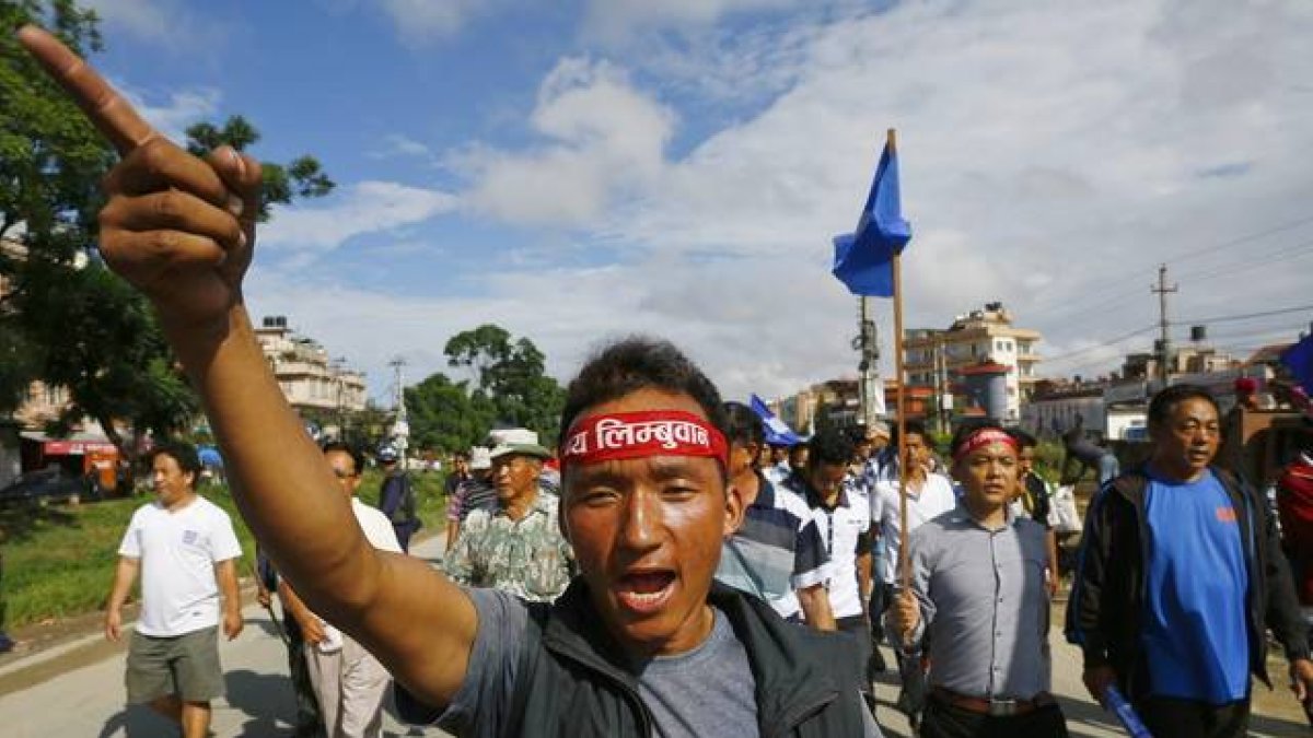 Activistas indígenas reclaman la creación de una región autónoma durante una manifestación en Katmandú.