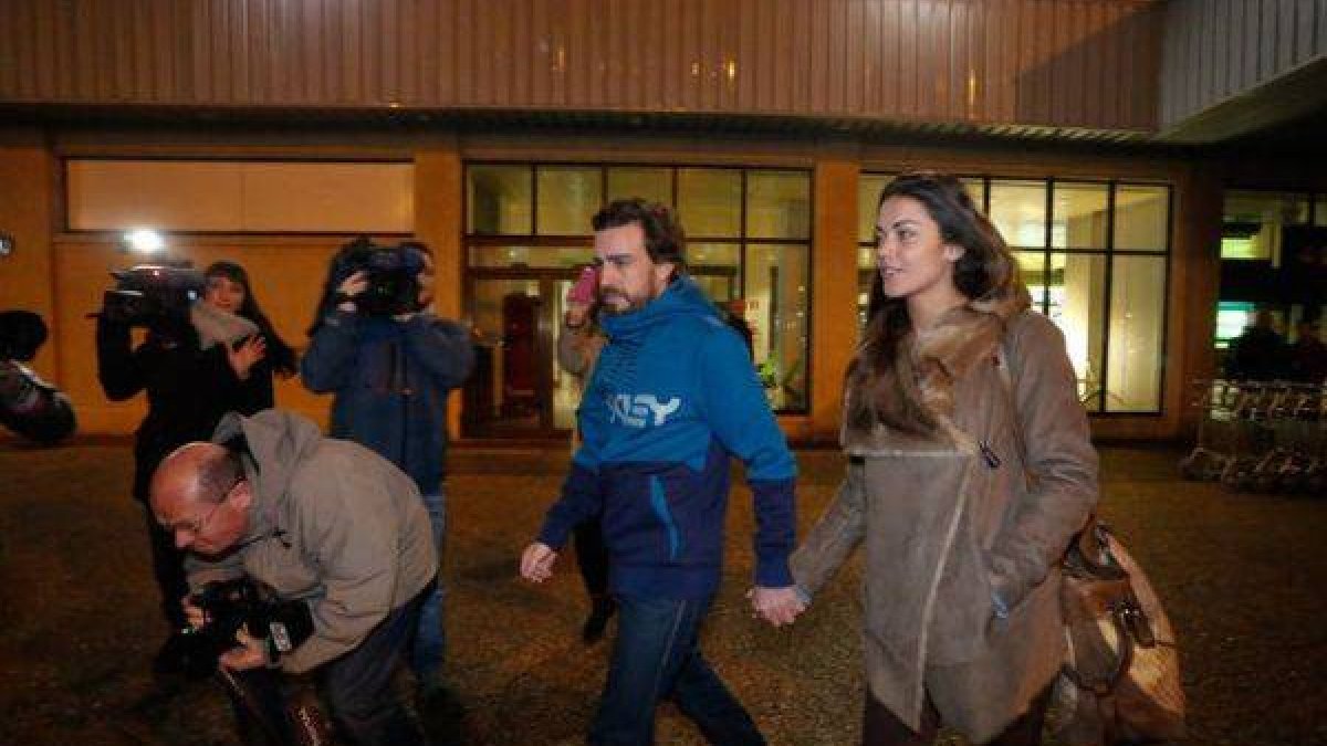 Fernando Alonso y Lara Álvarez en el aeropuerto de Avilés.