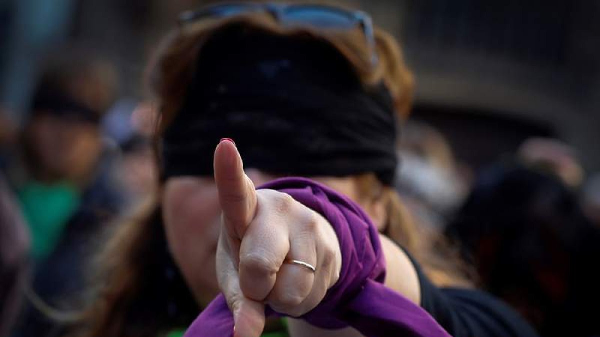 Una mujer durante una manifestación en Pamplona tras un asesinato machista. VILLAR LÓPEZ