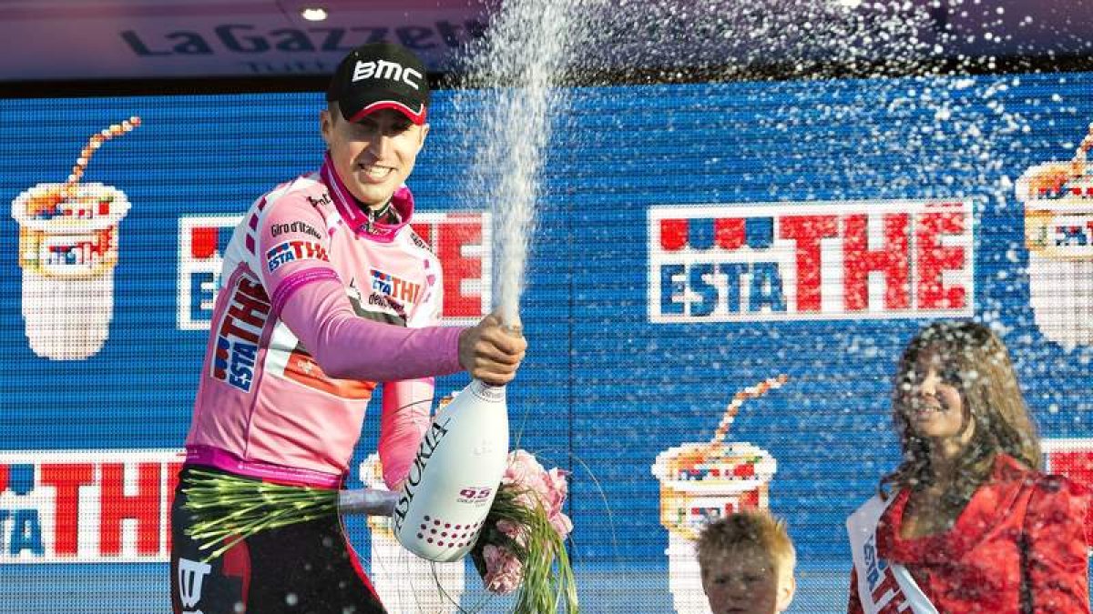 Phinney celebra en el podio, y enfundado en el maillot rosa, su triunfo en la crono de Herning.