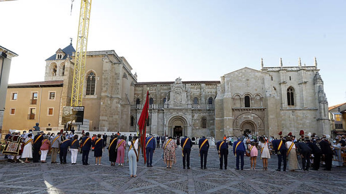 Imagen de la cabezada de los representantes del Ayuntamiento de León con los clérigos de San Isidoro al fondo.  DL | MARCIANO PÉREZ