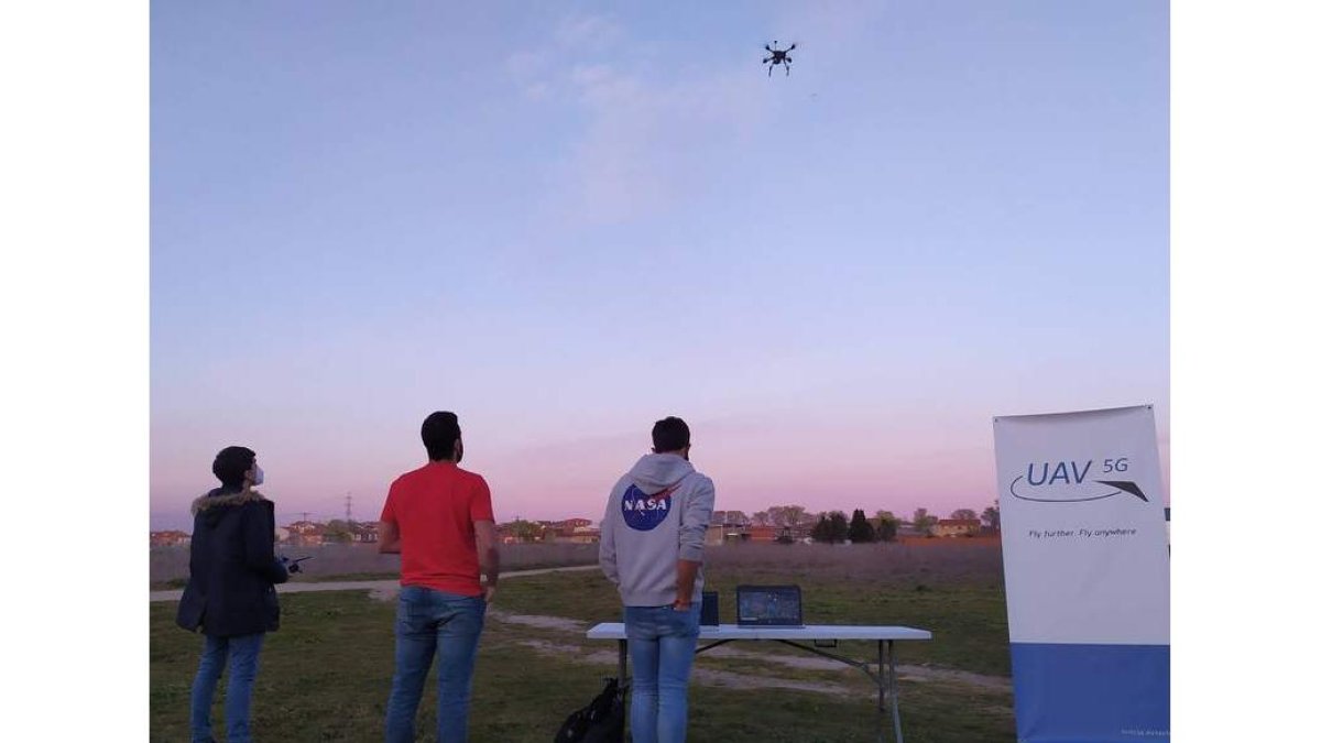 Carlos García, Víctor Martínez y Carlos Rodríguez, durante una de las pruebas del dron. CARLOS ALMANZA