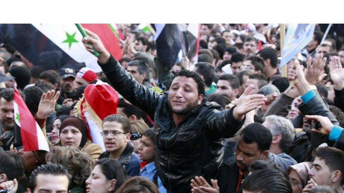 Seguidores del presidente sirio, Bachar al Asad, se concentran en la plaza Sabe Bahrat de Damasco el pasado jueves 26 de enero para mostrar su rechazo al plan de la Liga Árabe.