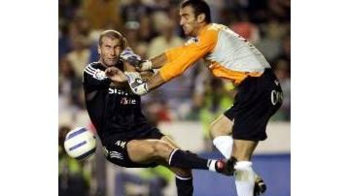 Prats despeja un balón ante la presencia amenazante de Zidane