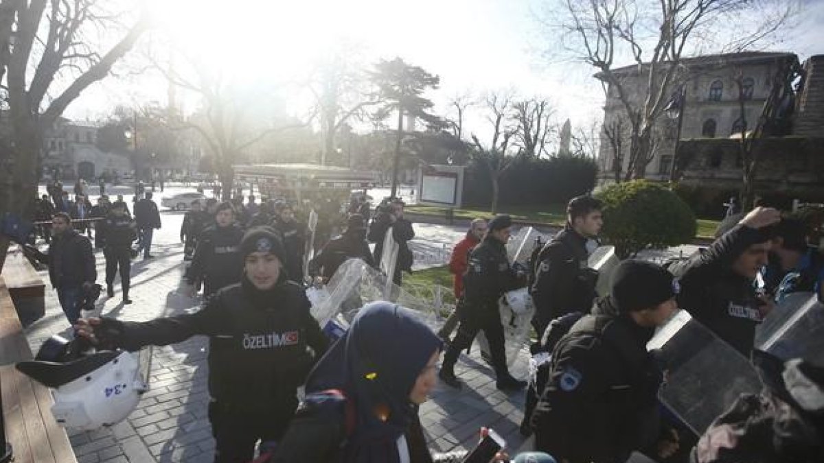 La policía acordona la zona de la explosión en Estambul.