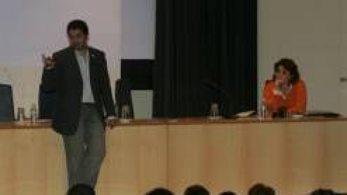La imagen muestra un momento de la reunión de ONGs en Ponferrada