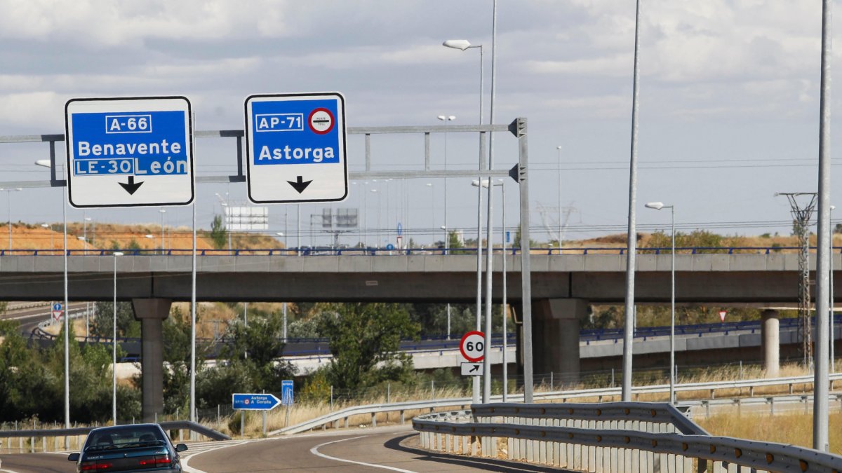 Uno de los ramales de acceso a la autopista de León a Astorga. ARCHIVO