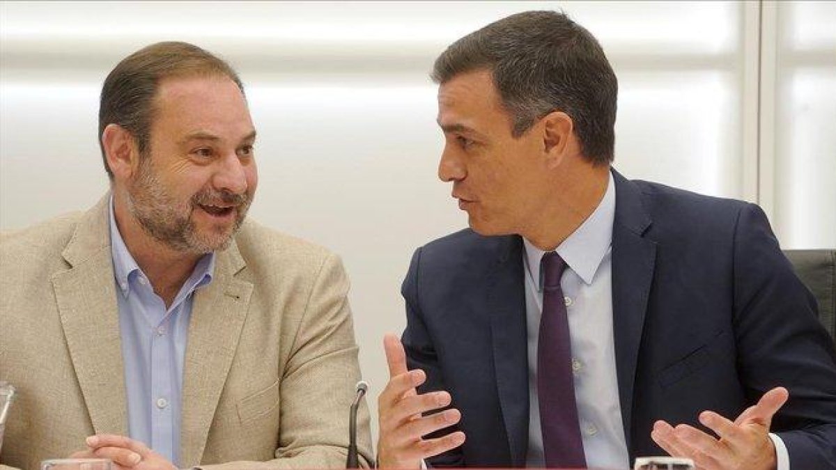 José Luis Ábalos y Pedro Sánchez bromean durante la ejecutiva socialista, este viernes.