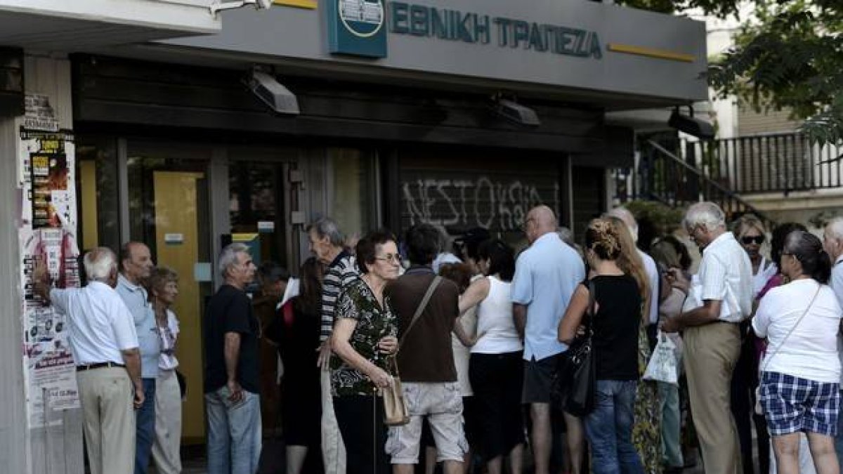Ciudadanos griegos esperando la apertura de los bancos.