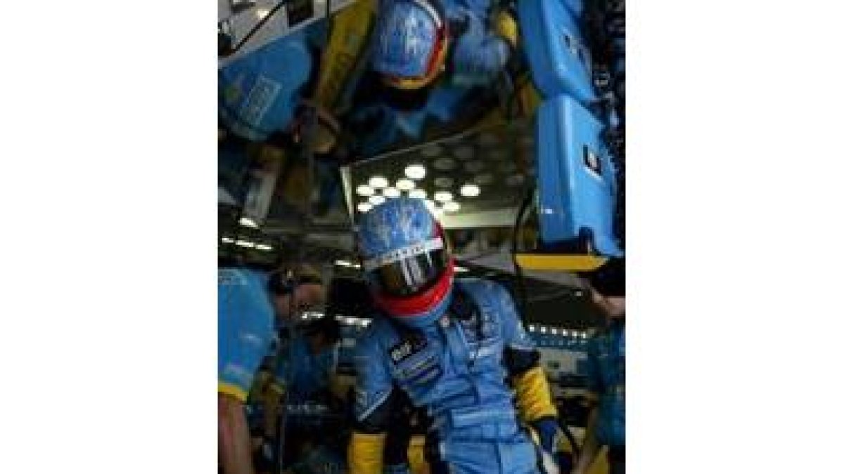 Fernando Alonso en el pit-lane del circuito de Nurburgring