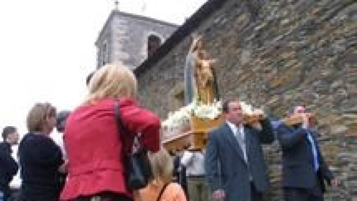 Numerosos fieles se dieron cita ayer en el santuario de la Virgen de la Peña de Congosto