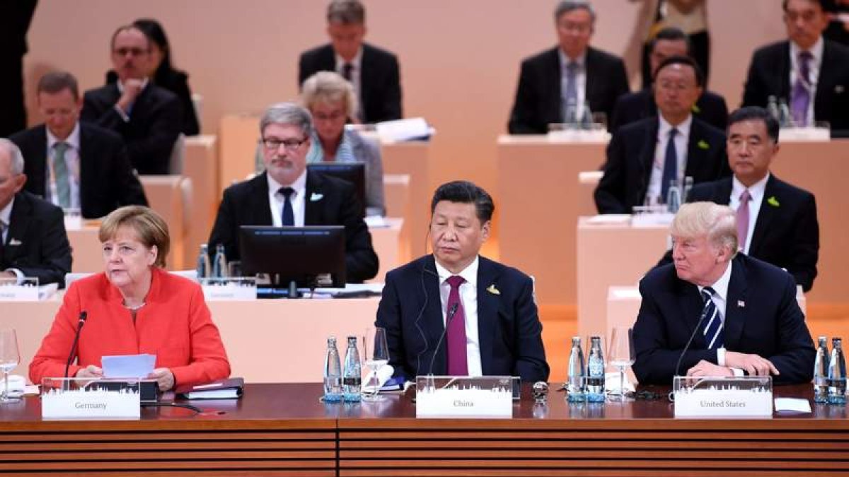 El presidente de China Xi Jinping junto a Donald Trump y Angela Merkel en la cumbre del G20. LUKAS COCH