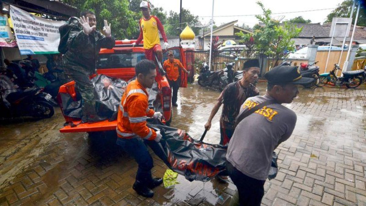 Equipos de rescate trasladan un cadáver, en Carita (Indonesia), tras el tsunami.