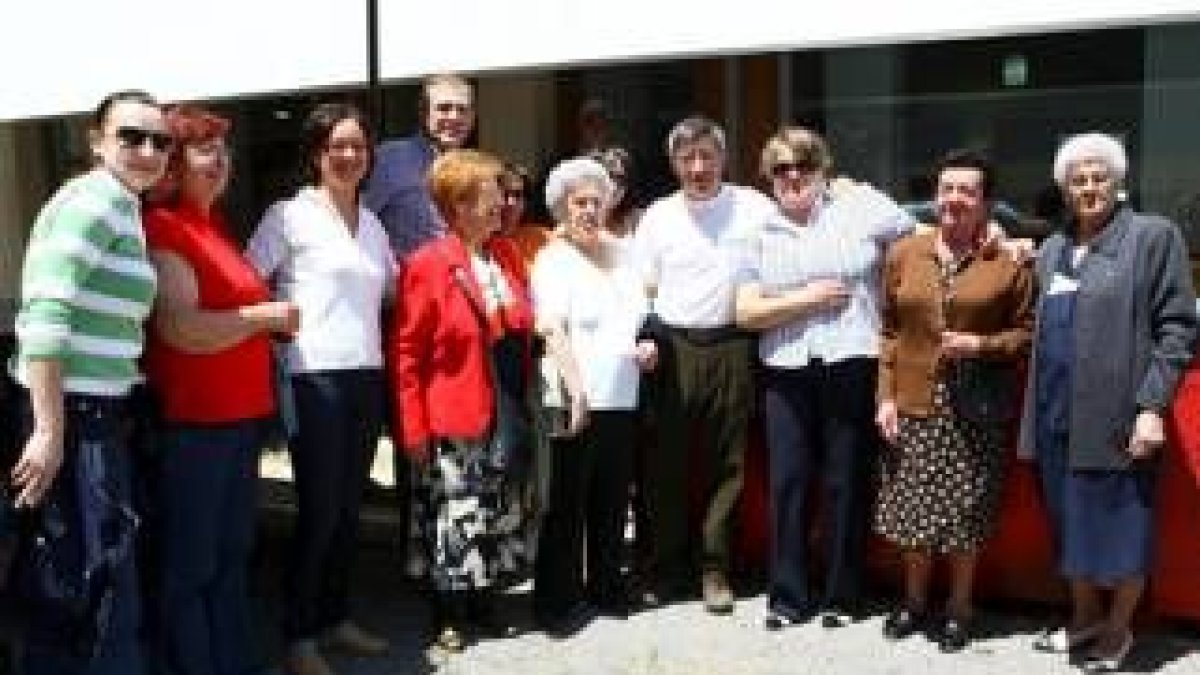 El alcalde, en la foto de familia, con la asociación de vecinos de Armunia