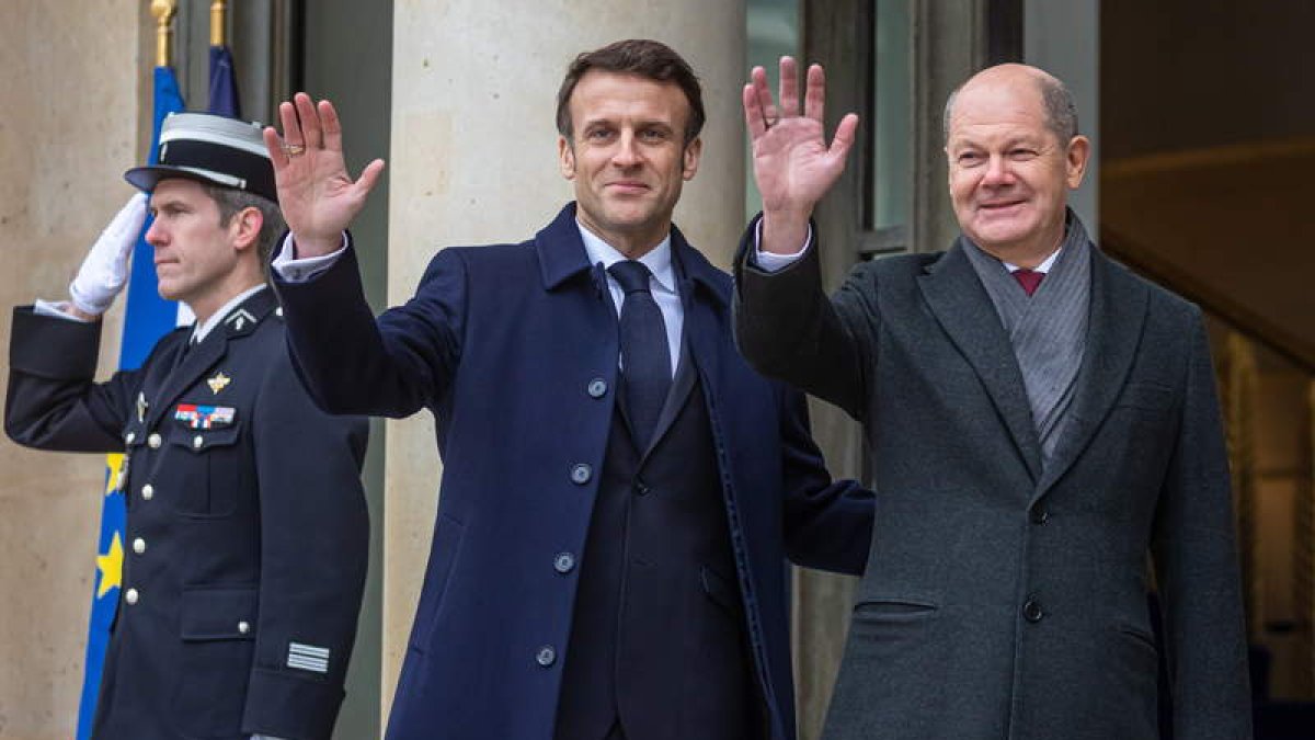 Macron y Scholz ayer, en el Elíseo antes de celebrar la cumbre franco-alemana. CHRISTOPHE PETIT TESSON