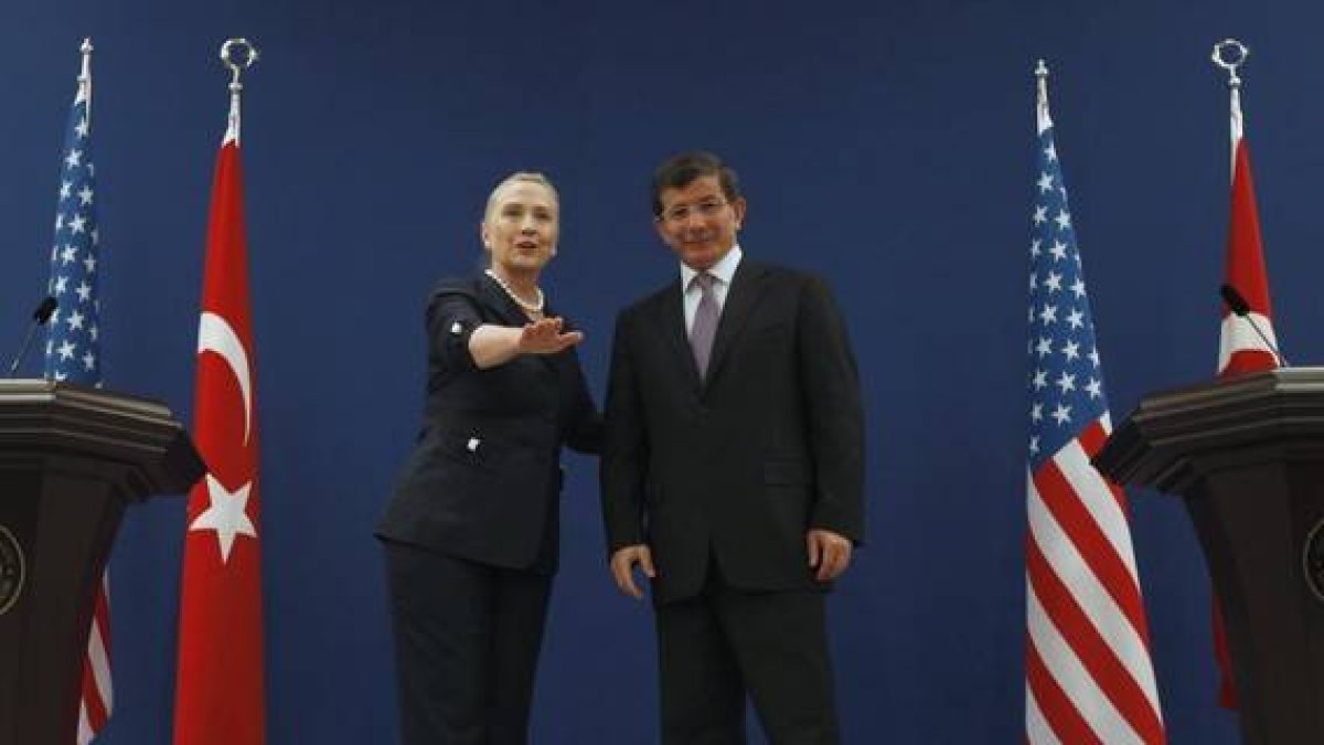 La jefa de la diplomacia de EEUU, Hillary Clinton, junto a su homólogo turco, Ahmet Davutoglu, este sábado en Estambul.