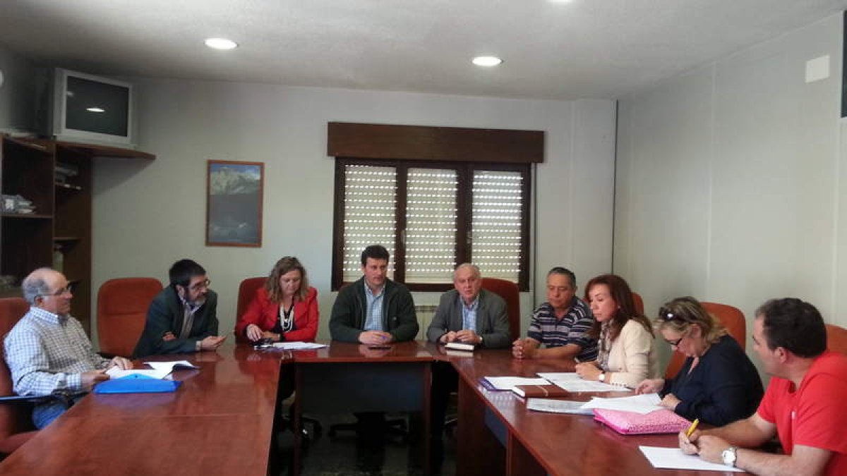 Firma del convenio con las juntas vecinales en el Ayuntamiento de Villaquilambre.