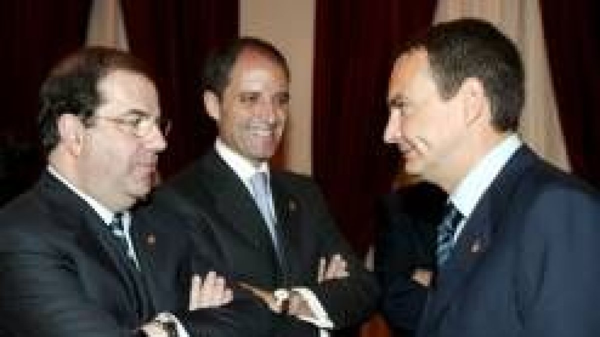 Juan Vicente Herrera conversa con José Luis Rodríguez Zapatero en presencia de Francisco Camps