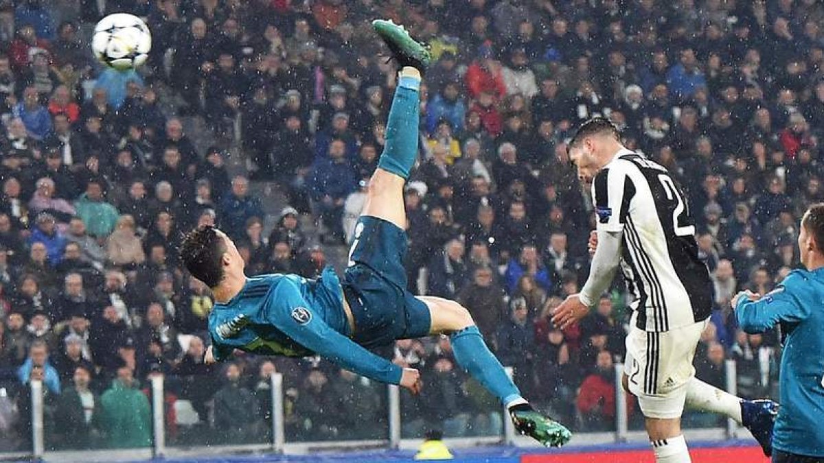 Cristiano Ronaldo anota el 0-2 de efectiva y estética chilena contra la Juventus. ANDREA DI MARCO