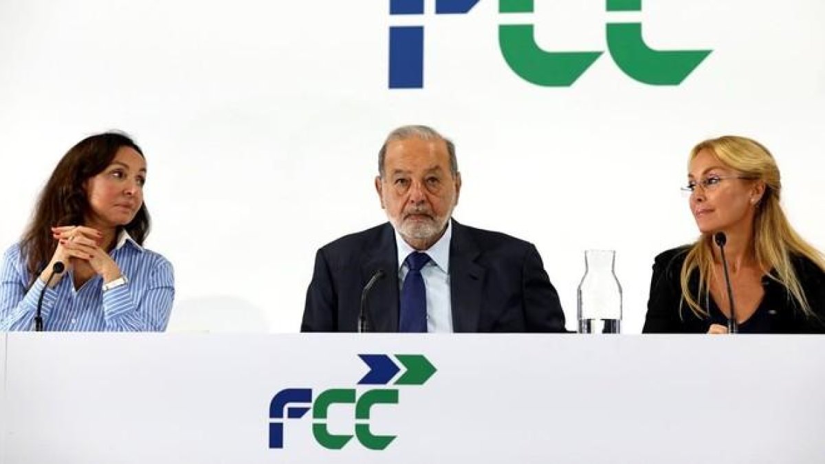El empresario mexicano Carlos Slim, flanqueado por Esther Koplowitz y su hija, Esther Alcocer Koplowitz, presidenta de FCC, en su primera intervención como accionista mayoritario de la compañía.