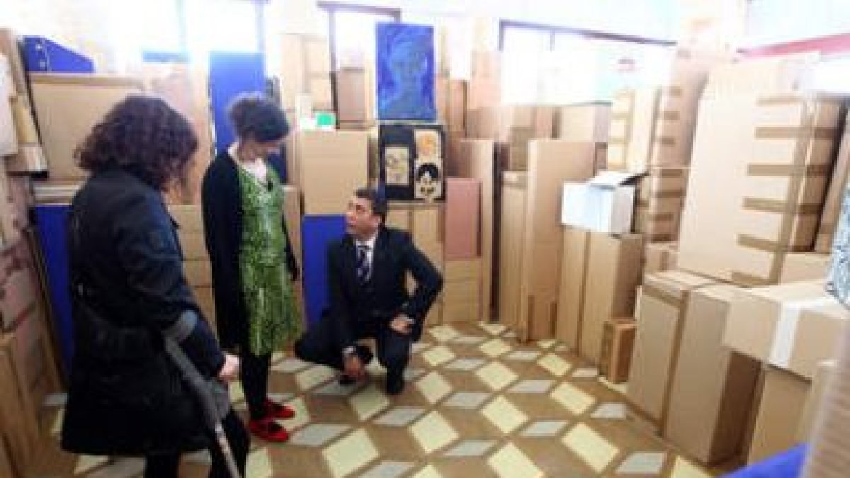 El alcalde recorrió la muestra junto a la galerista Reme Remedios y la edil de Cultura.
