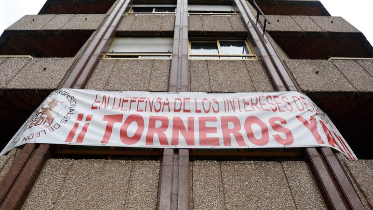 Pancarta de los Colegios Profesionales de León a favor de Torneros. FERNANDO OTERO