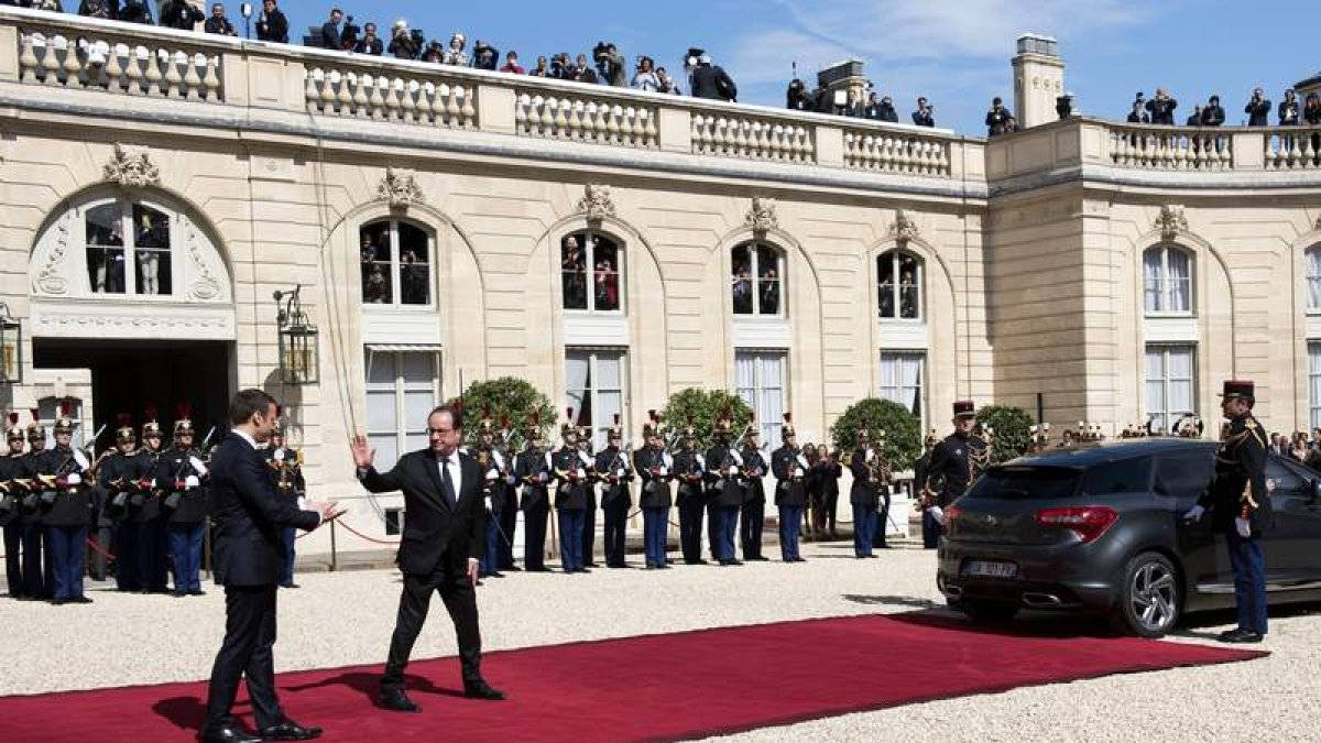 Emmanuel Macron despide al presidente saliente Francois Hollande tras la ceremonia de traspaso de poderes en El Elíseo. JULIEN DE ROSA