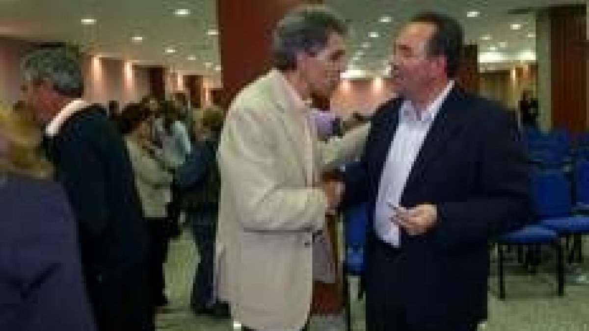 Manuel Rey felicitó a Ricardo González Saavedra en la noche del viernes por su elección