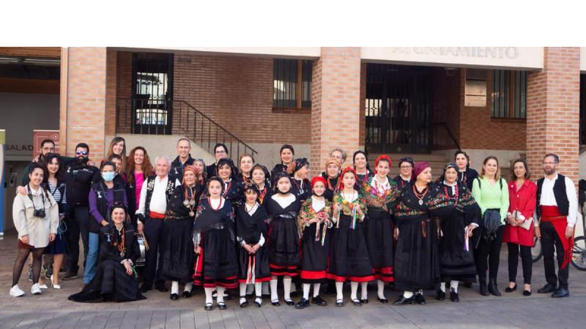Imagen del Grupo de Coros y Danzas Virgen de la Guía y miembros de Enfocarte, este sábado. ENFOCARTE