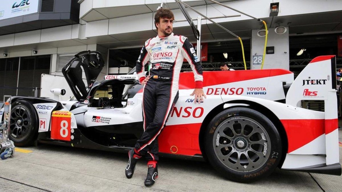 El español Fernando Alonso, junto a su Toyota, hoy, en Fuji (Japón).